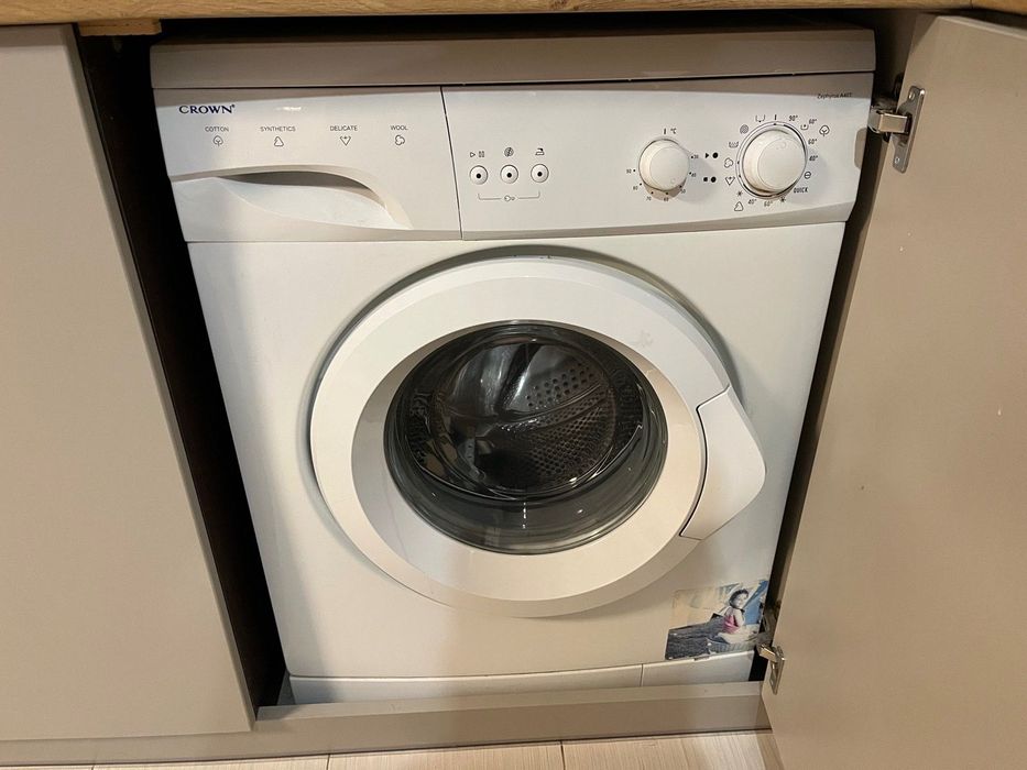 Продавам работеща пералня Crown слим модел