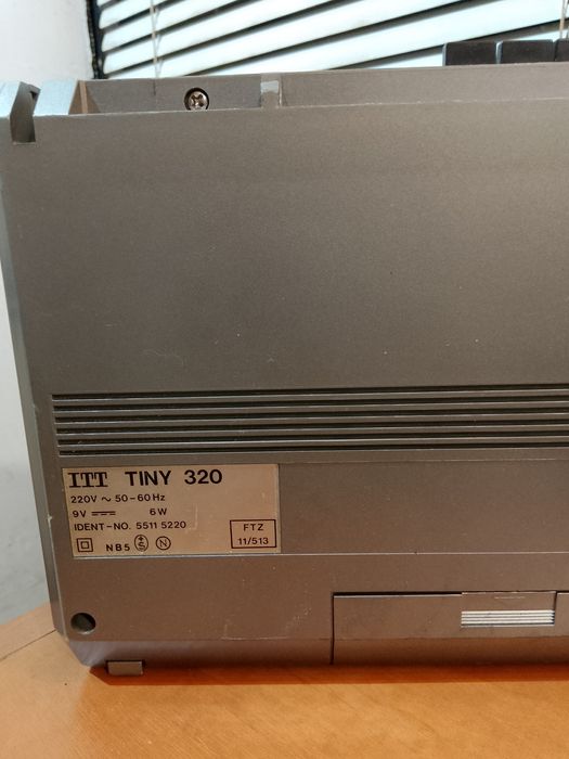 Стари транзисторни радио приемници.