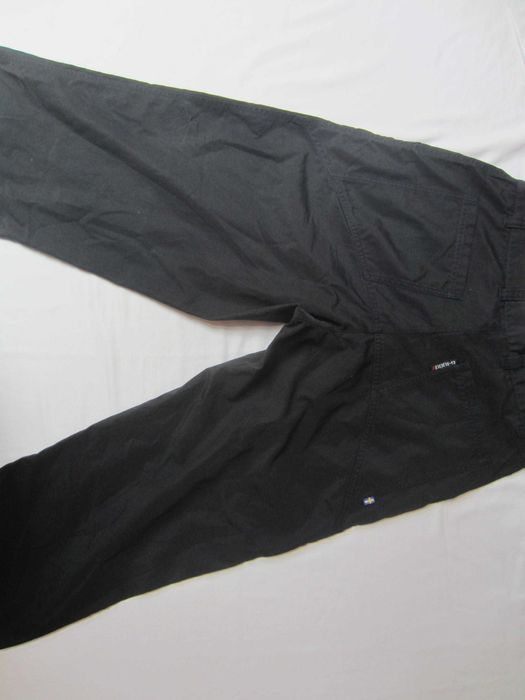 Pantalon bermude Fjall Raven, masura 40, material G-1000(65%polyester+35%bumbac), culoare neagra, stare f. buna (simbolul de pe crac este usor uzat)