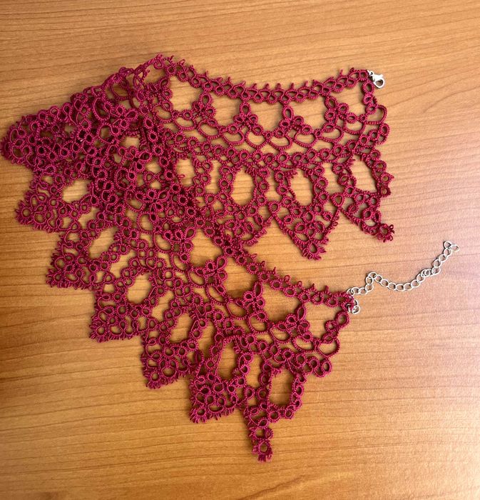 Colier/choker realizat manual în tehnica frivolité (tatting)