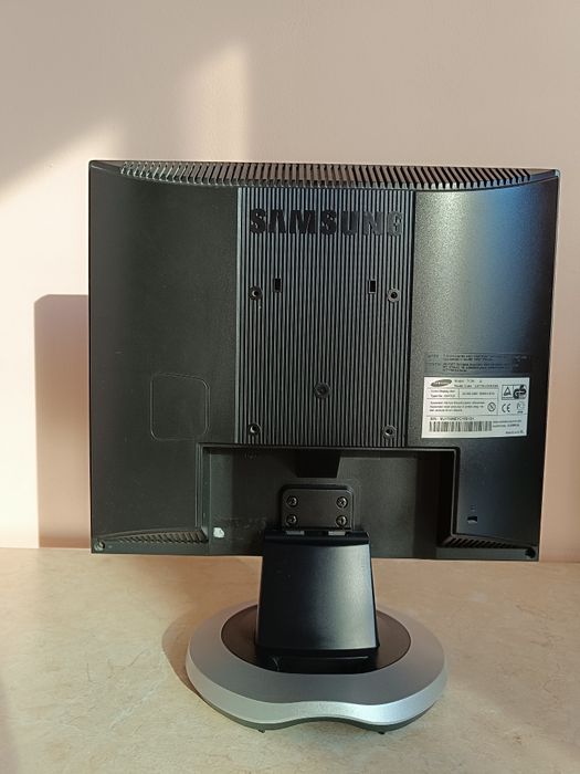 Монитор Samsung SyncMaster713N