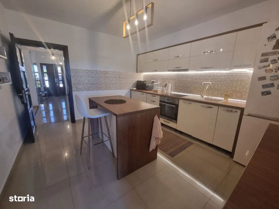 Casă P+E+M zona Moara de vânzare