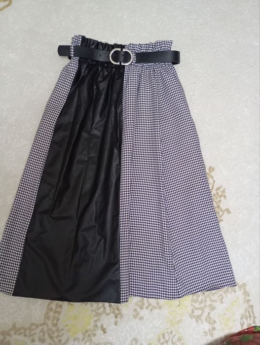 Женская юбка с кожаным ремнём и кожаной вставкой