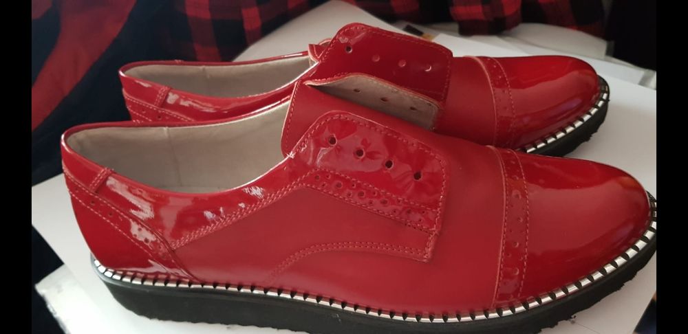 Pantofi din piele lacuită