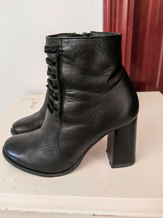 Дамски боти от естествена кожа в черен цвят
