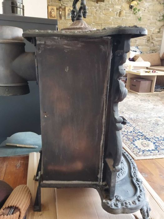 Чугунена печка на дърва