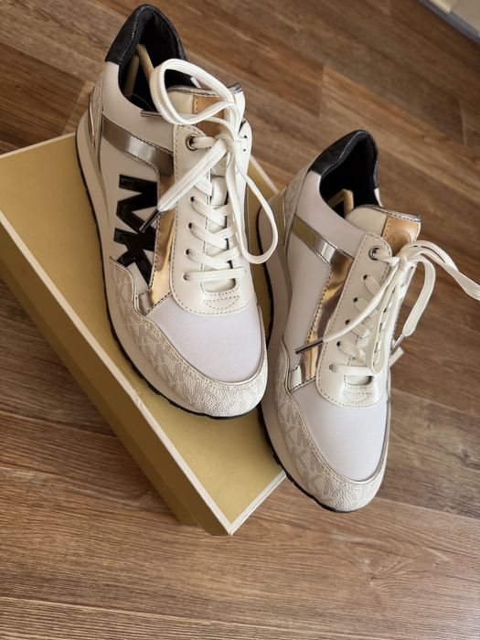 Продам кроссовки Michael Kors