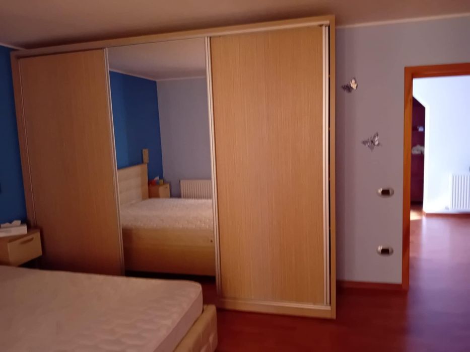 Închiriez apartament 3 camere decomandate  cu loc de parcare .