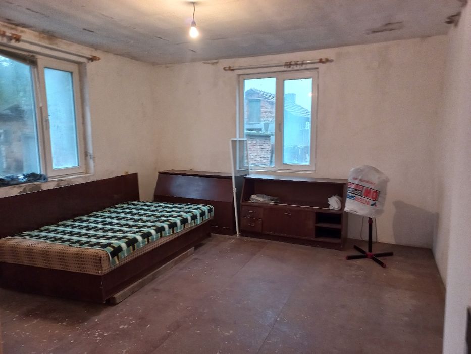 Продавам парцел 1160 кв. с две къщи.