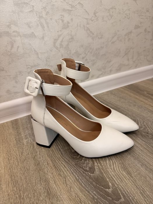 Продам туфли белые