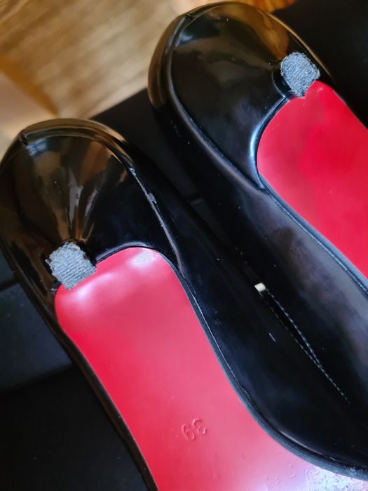 Дамски лачени обувки с ниски токчета