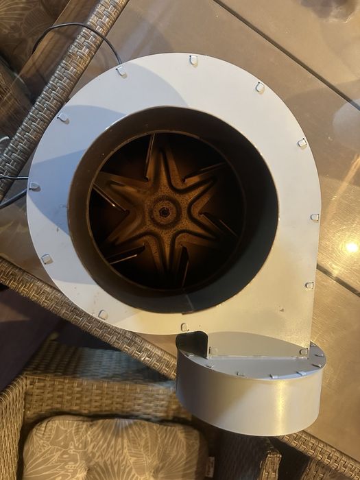 Продавам вентилаторна група за димни газове, за барбекю,камина и комин