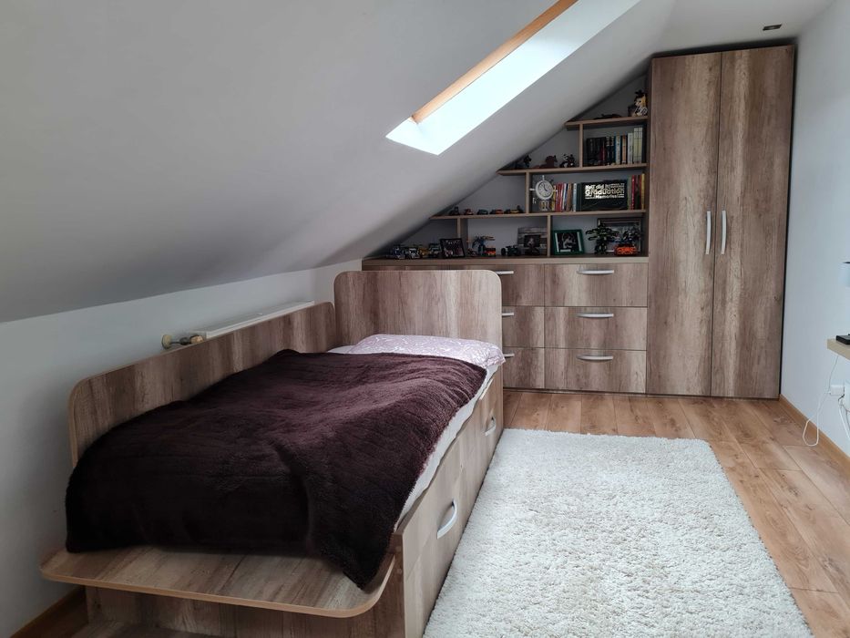 Vand mobila mansarda in stare buna