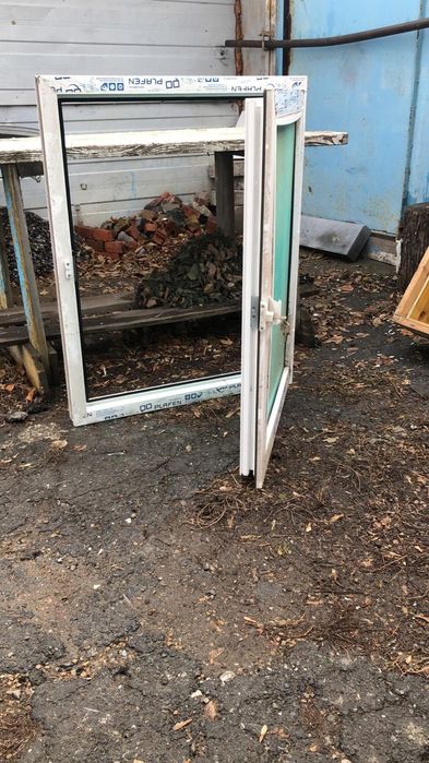 Продам пластиковую дверцу лючок