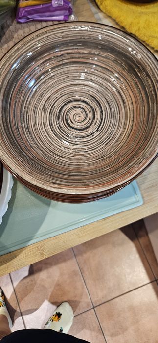 Сервиз от нови керамични чинии