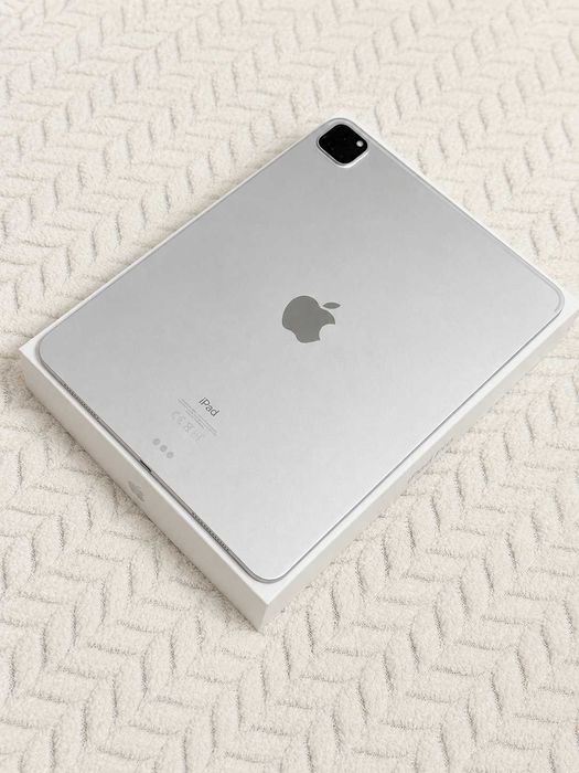 Apple iPad Pro 11” + клавиатура, зарядно и кутия