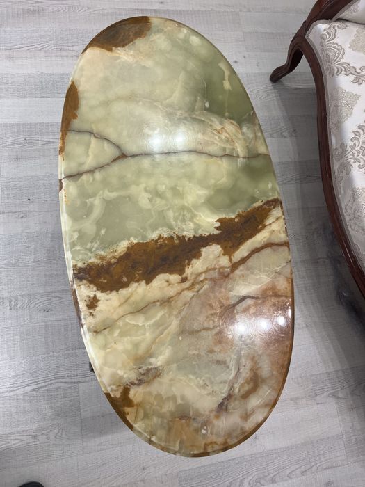 Холна маса с естествен камък оникс