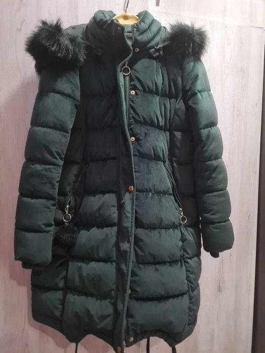 Зимно тъмнозелено яке с подвижна пухена качулка