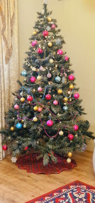 Новогодняя ель с игрушками