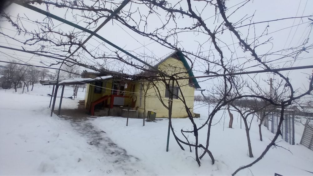 Casă cu 2 camere , teren generos de 1.057 m²