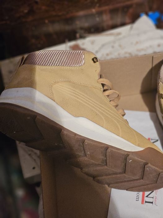 Лот от маратонки маркови