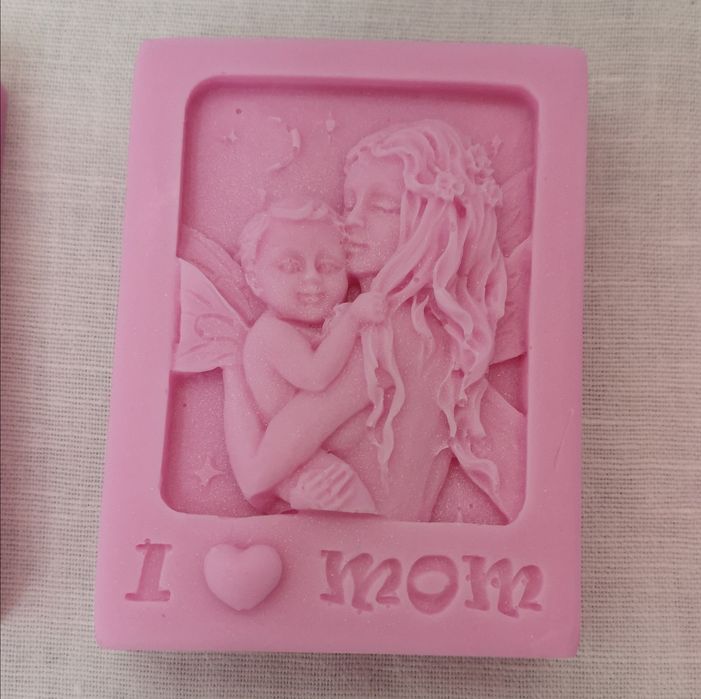 Коледни свещи и букет от ароматни сапунчета