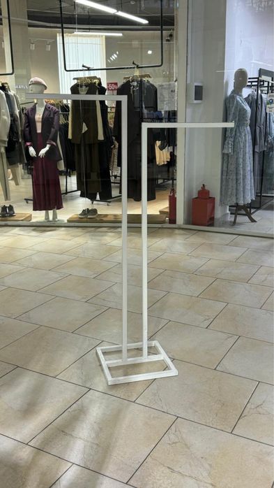 Продается стелаж для одежд