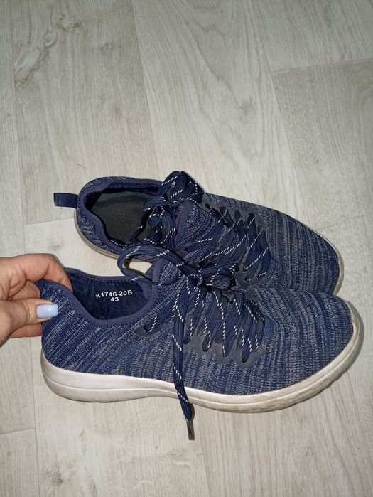 продам мужские кроссовки