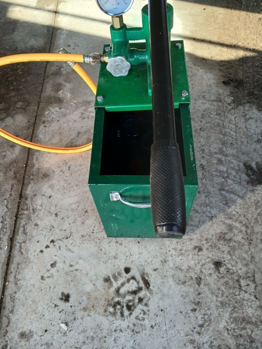 Pompa manuala de testat instalatii 100 bar  cuva 10 litri