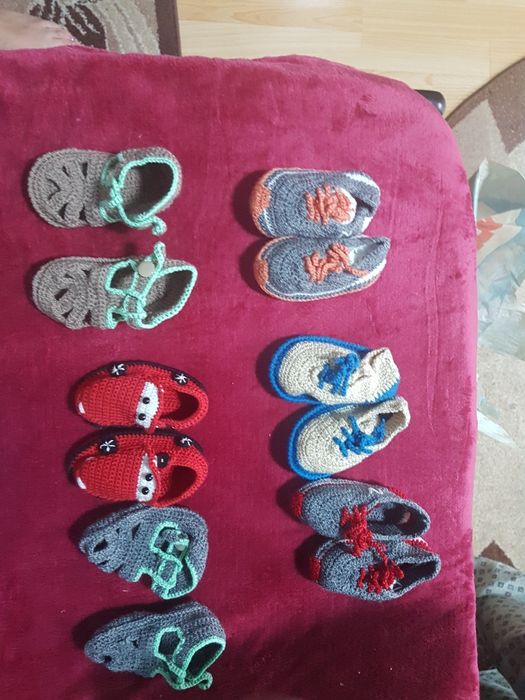 Caciulite si botosei bebe lucrate manual