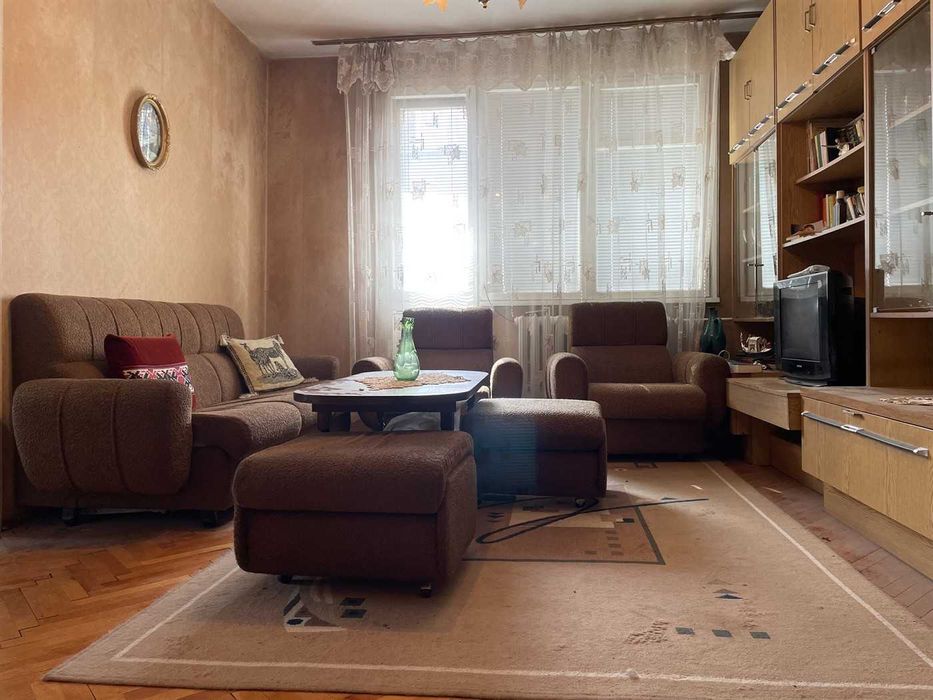 Продава се : тристаен тухлен апартамент