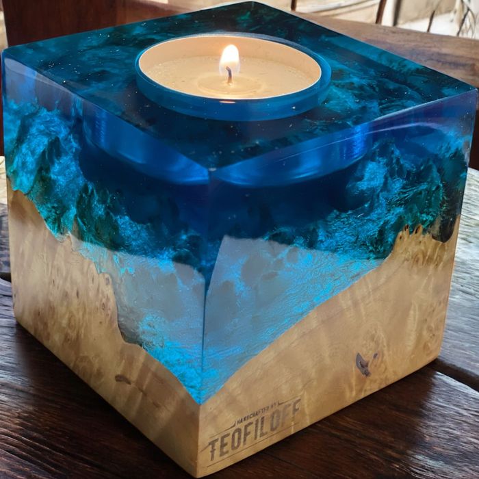 Ръчно изработени свещници от дърво и смола – за уют и атмосфера