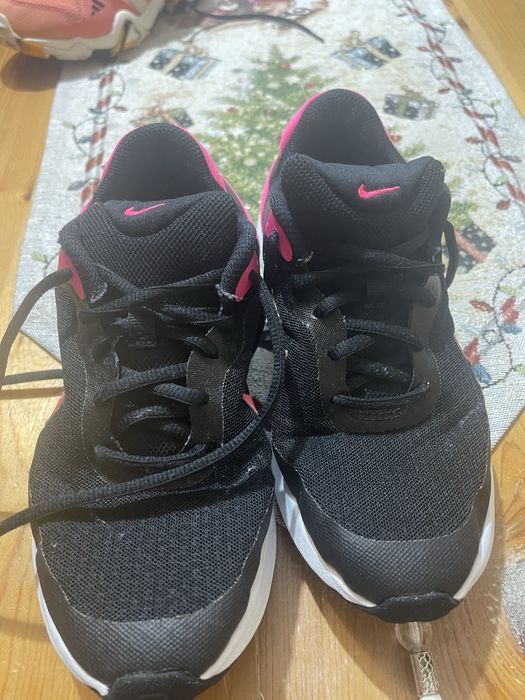 Маратонки Adidas i Nike