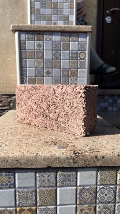 Кирпичик облицовочный рельефный