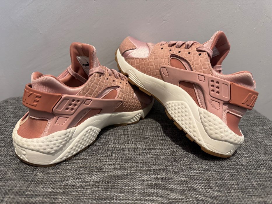NIKE Wmns Air Huarache Run Premium.