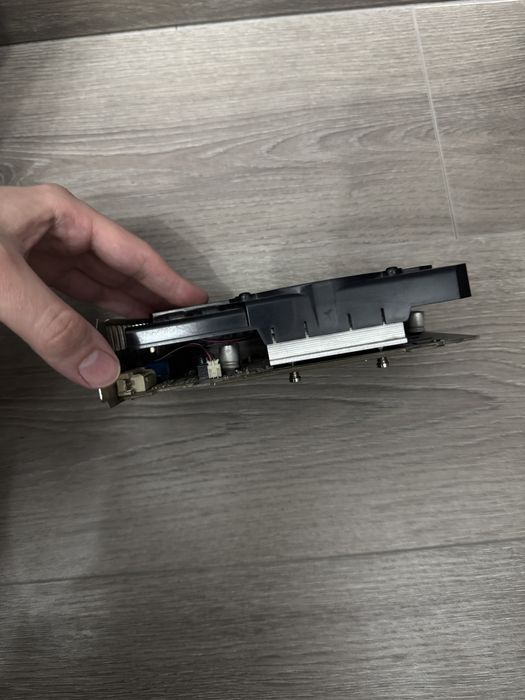 Продам видеокарту Nvidia GeForce GT 220