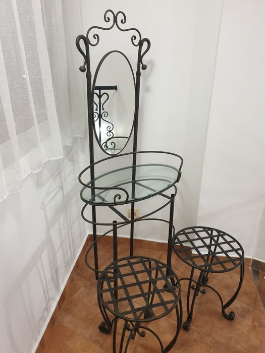 Тоалетка със стъклена основа и огледало от ковано желязо