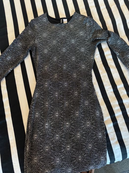 Рокля с гол гръб