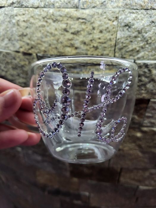 Чаша за вино с камъни и буква