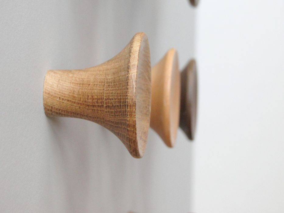 Дървени закачалки за стена или стенен панел.