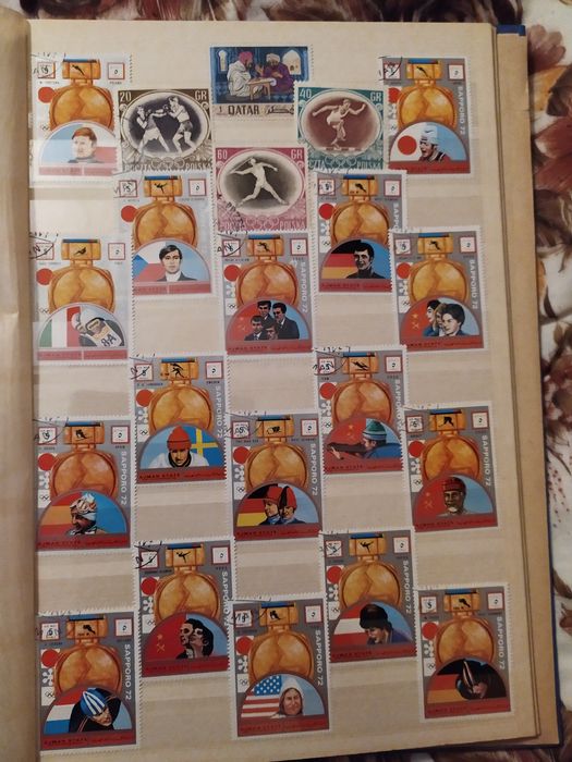 Продавам 2 класьора с пощенски марки!