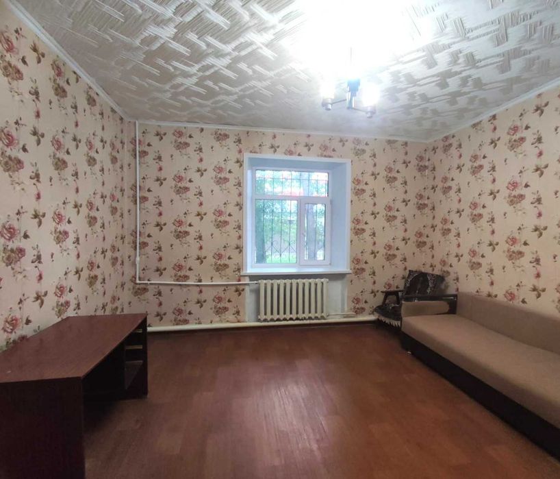 Продаю 2х комн. квартиру на 1 этаже в центре.
