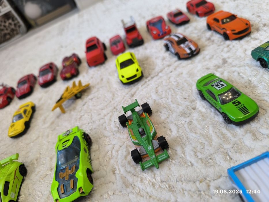 Металлические игрушечные  машинки