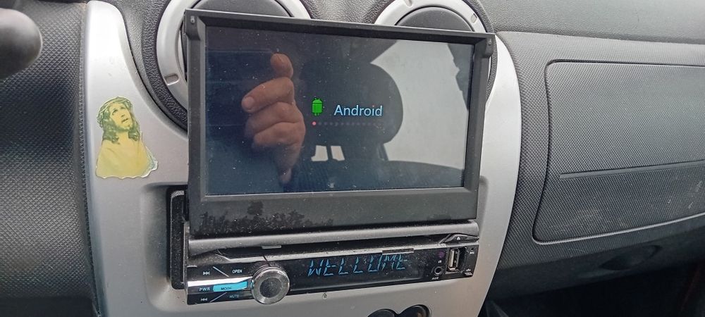 Casetofon cu ecran retractabil.