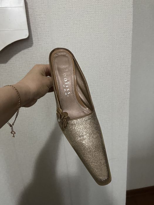 Золотистые туфли-шлепки