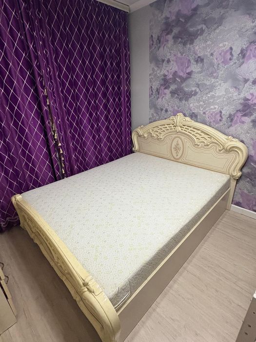 Продам кровать, комод и тумбочки