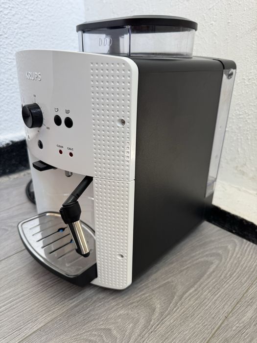 Компактен Кафеавтомат Krups Essential EA8105 (15 Bar, Метална мелачка, Еспресо), Кафемашина