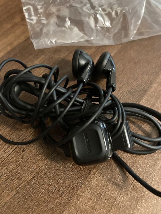 Casti cu fir pentru telefon