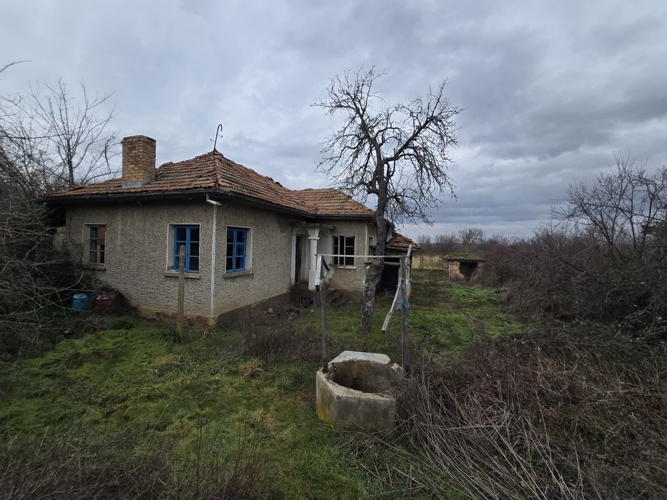Продавам къща в с. Сушица с 1.2 gka двор, гараж