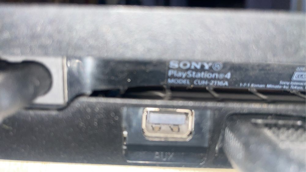 продается игровая консоль Сони PSP-4